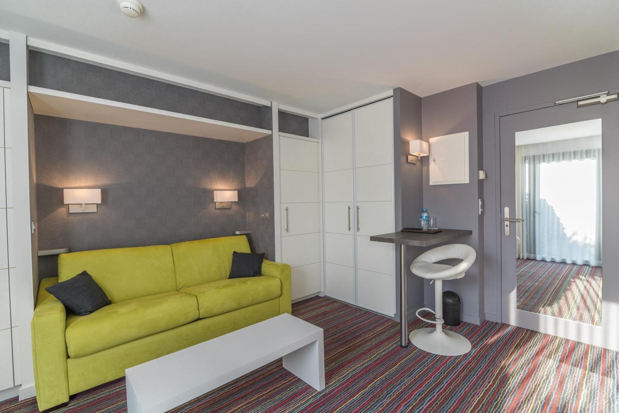 Logis Domaine Du Moulin Cavier Hotel Avrillé Екстериор снимка